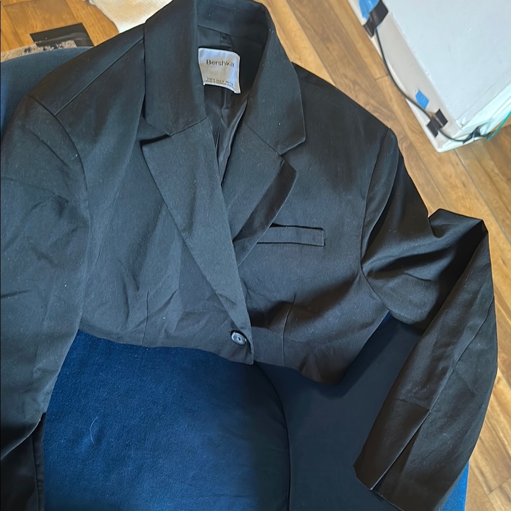 Bershka women’s cropped black Blazer